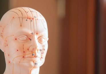 découvrez l'acupression, une technique de médecine douce qui utilise la pression sur des points spécifiques du corps pour soulager le stress, améliorer la circulation et favoriser la guérison. explorez les bienfaits de cette méthode ancestrale et apprenez à l'intégrer dans votre routine bien-être.