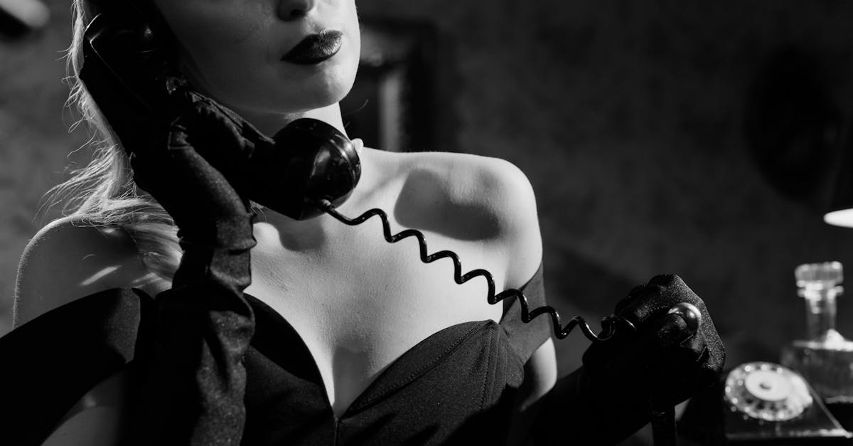 découvrez l'univers envoûtant de la femme fatale, symbole de charme et de mystère. explorez son allure captivante et son pouvoir seducteur qui fascine et intrigue. plongez dans les récits de celles qui osent briser les normes et affirmer leur force dans un monde d'hommes.