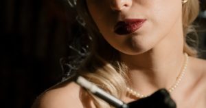 découvrez l'essence même de la femme fatale : une allure envoûtante, une confiance sans égale et un mystère irrésistible. plongez dans un monde où le charme et la séduction s'entrelacent, révélant les multiples facettes de cette icône d'émotion et de pouvoir.