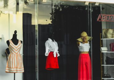 découvrez notre collection élégante de chapeaux pour chaque occasion. que ce soit pour protéger du soleil, compléter une tenue ou affirmer votre style, trouvez le chapeau parfait qui reflète votre personnalité.