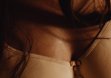 découvrez les tendances lingerie les plus en vogue de cette saison. des styles audacieux aux tissus luxueux, explorez les nouvelles collections qui redéfinissent le confort et l'élégance. restez à la pointe de la mode avec nos conseils pour choisir les pièces incontournables de votre garde-robe.