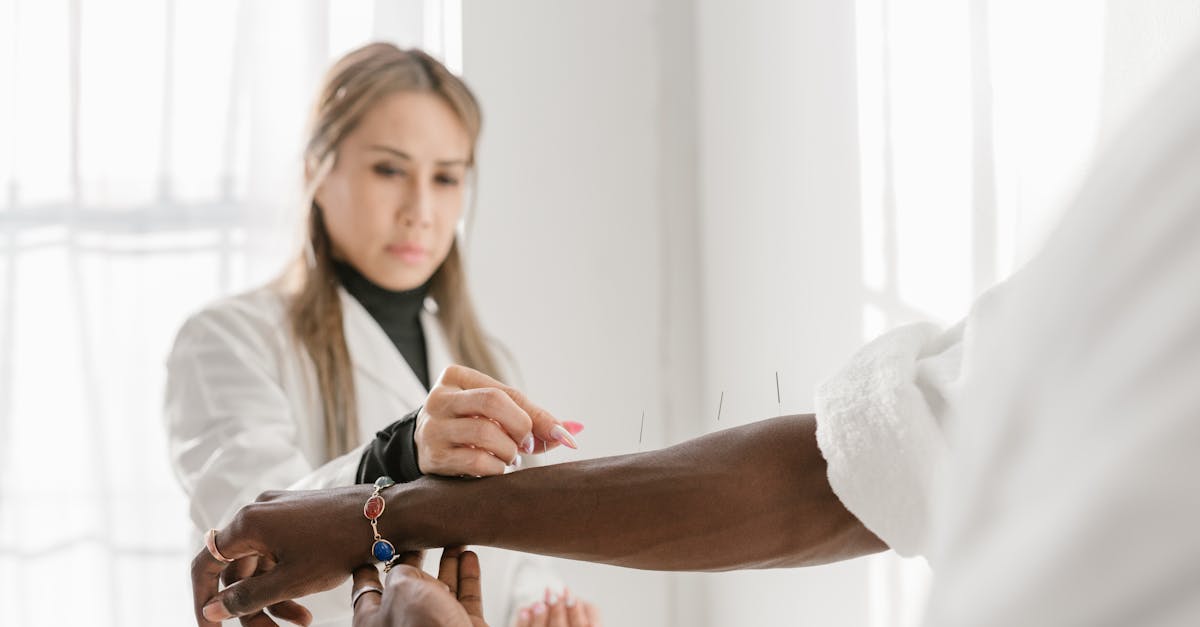 découvrez les bienfaits de l'acupression, une thérapie douce qui utilise la pression sur des points spécifiques du corps pour soulager le stress, améliorer la circulation et favoriser le bien-être général. idéale pour ceux qui cherchent une approche naturelle et holistique de la santé.