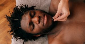 découvrez l'acupression, une pratique traditionnelle qui utilise des points de pression sur le corps pour soulager le stress, améliorer la circulation et favoriser le bien-être général. apprenez comment cette méthode ancestrale peut transformer votre santé au quotidien.