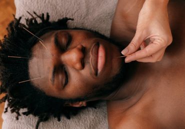 découvrez l'acupression, une pratique traditionnelle qui utilise des points de pression sur le corps pour soulager le stress, améliorer la circulation et favoriser le bien-être général. apprenez comment cette méthode ancestrale peut transformer votre santé au quotidien.