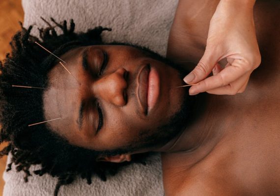 découvrez l'acupression, une pratique traditionnelle qui utilise des points de pression sur le corps pour soulager le stress, améliorer la circulation et favoriser le bien-être général. apprenez comment cette méthode ancestrale peut transformer votre santé au quotidien.