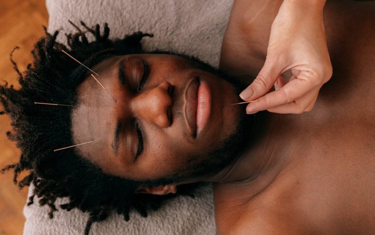 découvrez l'acupression, une pratique traditionnelle qui utilise des points de pression sur le corps pour soulager le stress, améliorer la circulation et favoriser le bien-être général. apprenez comment cette méthode ancestrale peut transformer votre santé au quotidien.