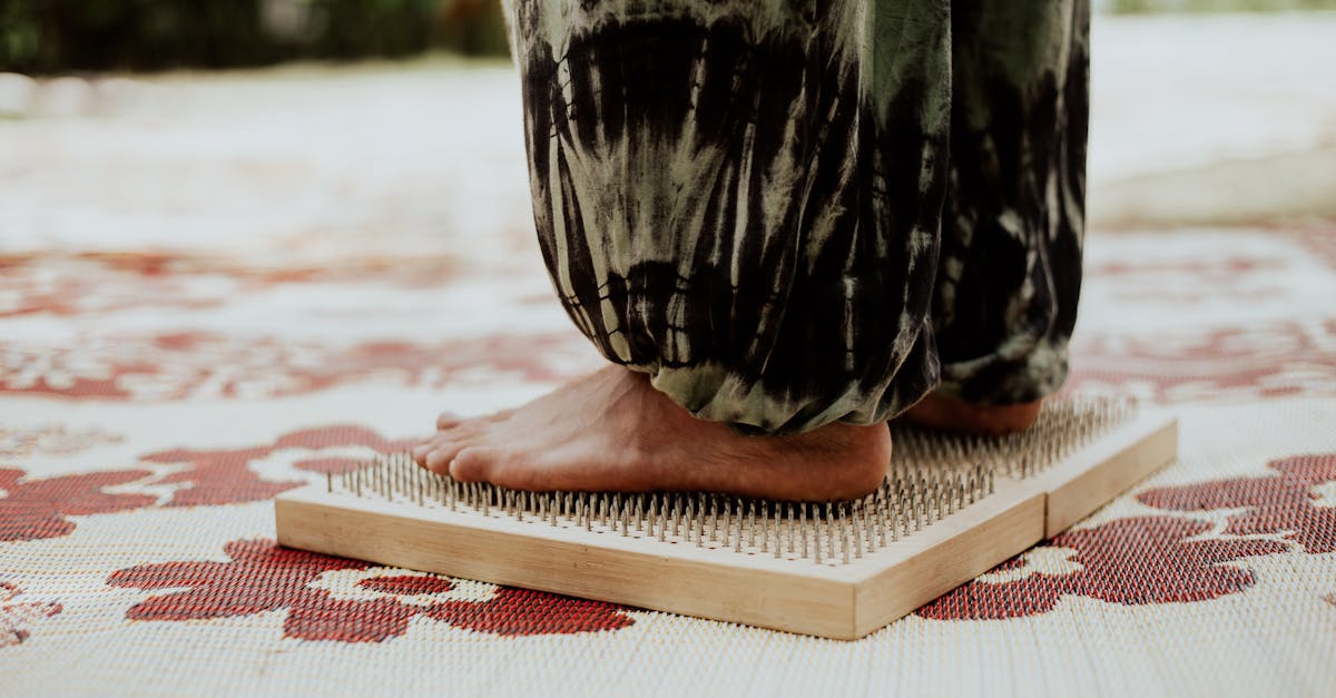 découvrez le tapis d'acupression, un accessoire innovant qui soulage le stress, améliore la circulation sanguine et favorise la détente. idéal pour se relaxer après une longue journée, il apporte une touche de bien-être à votre quotidien.