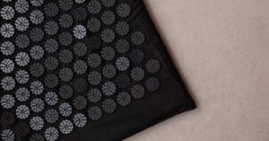 découvrez les bienfaits du tapis d'acupression pour soulager le stress, améliorer la circulation sanguine et favoriser la détente. idéal pour une utilisation à la maison, cet accessoire de bien-être vous aidera à retrouver votre équilibre et à apaiser vos douleurs musculaires naturellement.