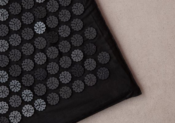 découvrez les bienfaits du tapis d'acupression pour soulager le stress, améliorer la circulation sanguine et favoriser la détente. idéal pour une utilisation à la maison, cet accessoire de bien-être vous aidera à retrouver votre équilibre et à apaiser vos douleurs musculaires naturellement.