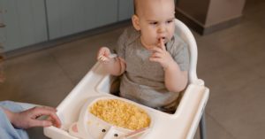 découvrez des conseils essentiels pour assurer la sécurité de votre bébé à la maison et en déplacement. apprenez les meilleures pratiques pour prévenir les accidents et garantir un environnement sûr pour votre enfant.