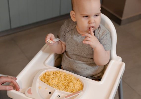 découvrez des conseils essentiels pour assurer la sécurité de votre bébé à la maison et en déplacement. apprenez les meilleures pratiques pour prévenir les accidents et garantir un environnement sûr pour votre enfant.