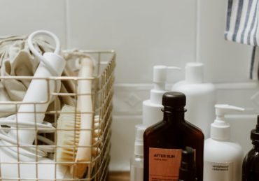 découvrez nos astuces et conseils pratiques pour optimiser l'organisation de votre salle de bain. transformez cet espace en un lieu fonctionnel et esthétique grâce à nos idées de rangement et d'aménagement.