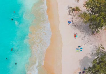 découvrez notre collection de serviettes de plage, parfaites pour profiter du soleil et des vagues. confortables, absorbantes et stylées, nos serviettes sont idéales pour vos journées à la mer ou à la piscine. faites le plein de couleurs et de motifs pour vous démarquer cet été !