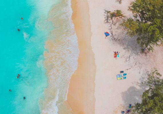 découvrez notre collection de serviettes de plage, parfaites pour profiter du soleil et des vagues. confortables, absorbantes et stylées, nos serviettes sont idéales pour vos journées à la mer ou à la piscine. faites le plein de couleurs et de motifs pour vous démarquer cet été !