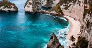 découvrez bali, l’île des dieux, célèbre pour ses plages paradisiaques, ses rizières verdoyantes, sa culture unique et ses temples majestueux. parfait pour un séjour de détente, d’aventure et de découvertes en indonésie.