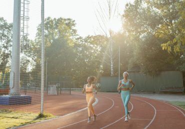 découvrez les bienfaits du soleil : amélioration de l'humeur, stimulation de la vitamine d et renforcement du système immunitaire. profitez du soleil de façon saine et équilibrée !