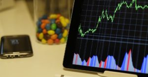 découvrez le trading : principes de base, stratégies efficaces et conseils pour débutants afin d'investir sur les marchés financiers en toute confiance.